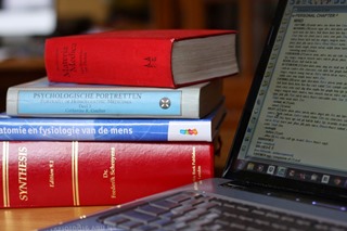 homeopathie-wil-van-de-rhee-boeken-en-laptop